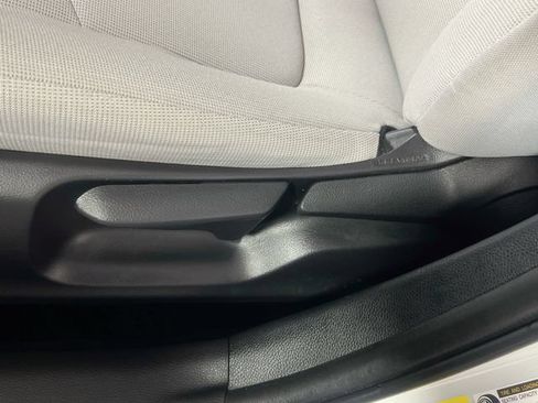 Used 2020 Toyota Corolla LE FWD image 13