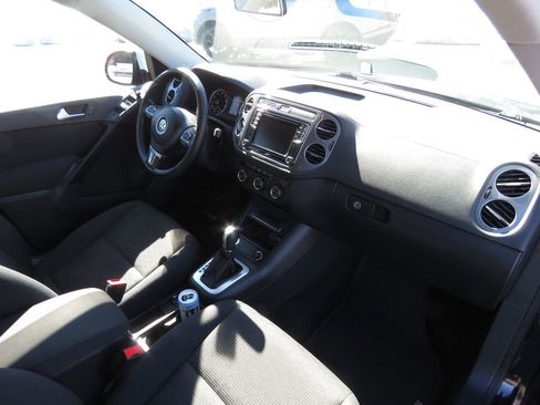 Used 2017 Volkswagen Tiguan Limited w/ Premium Package image 14