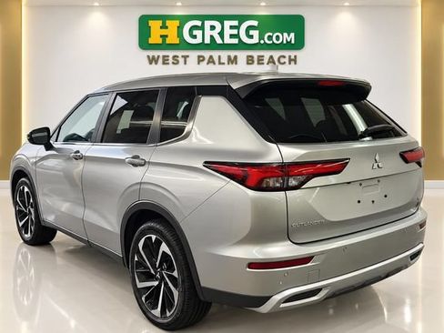 Used 2024 Mitsubishi Outlander SE Black Edition FWD image 2