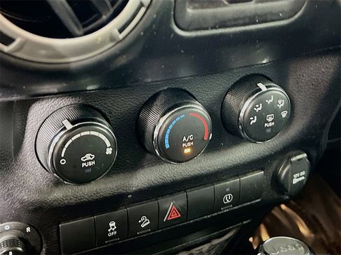 Used 2018 Jeep Wrangler Unlimited Sahara w/ Connectivity Group image 14