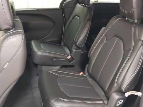 New 2026 Chrysler Pacifica Select image 38