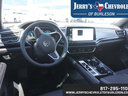 Used 2024 Volkswagen Atlas Cross Sport SE image 8