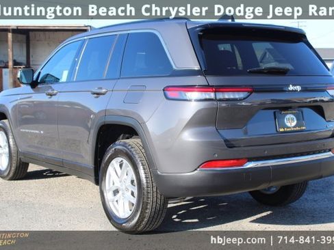 Used 2025 Jeep Grand Cherokee Laredo X image 3