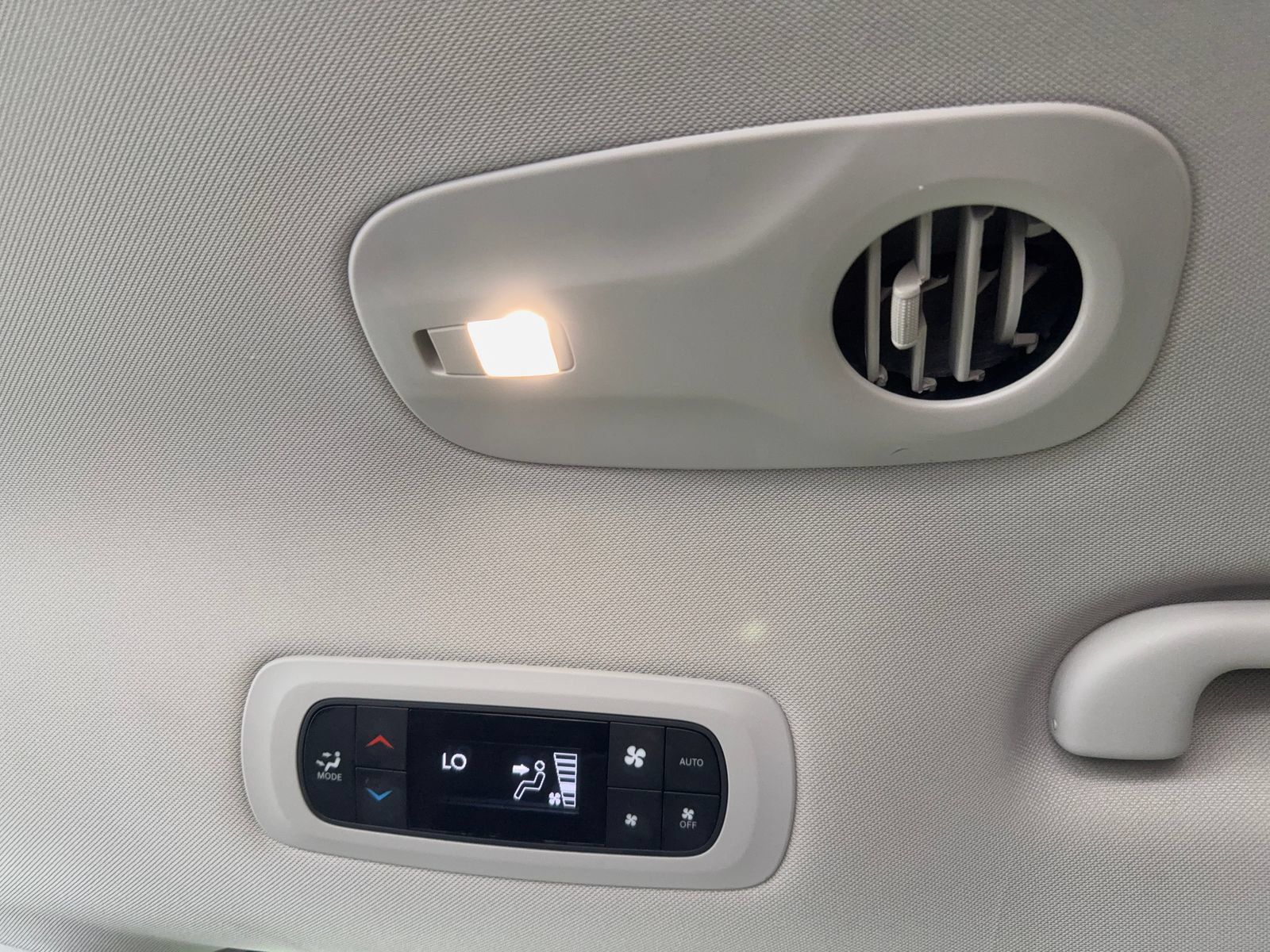 Used 2024 Chrysler Pacifica Limited FWD image 36