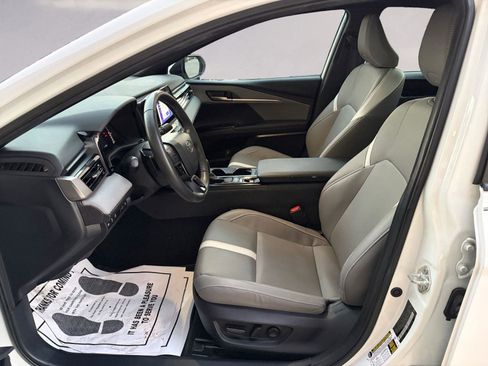 Used 2025 Toyota Camry SE image 9