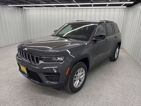 Used 2025 Jeep Grand Cherokee Laredo X image 3