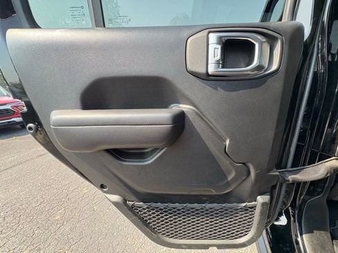 Used 2021 Jeep Gladiator Mojave w/ Cold Weather Group image 32