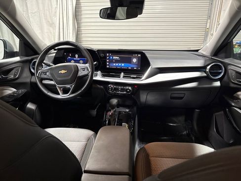 Used 2025 Chevrolet Trax LT w/ LT Convenience Package FWD image 39