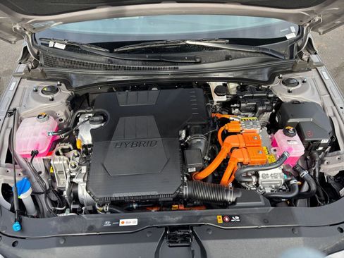 Used 2025 Hyundai Elantra Limited image 33