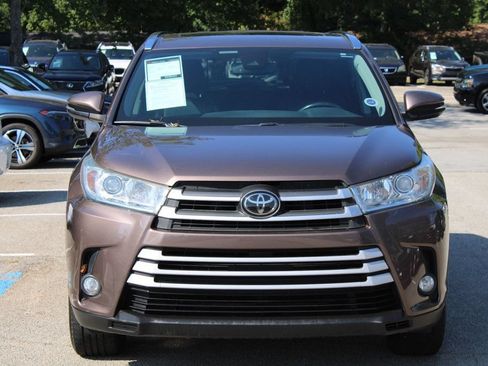 Used 2017 Toyota Highlander XLE FWD image 2