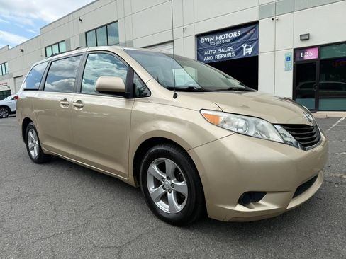 Used 2011 Toyota Sienna LE FWD image 2