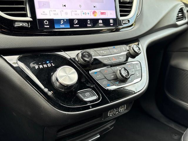 Used 2025 Chrysler Pacifica Select FWD image 28
