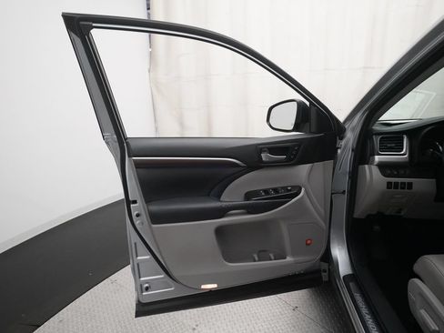 Used 2014 Toyota Highlander Limited w/ Driver Technology Package AWD/4WD image 29