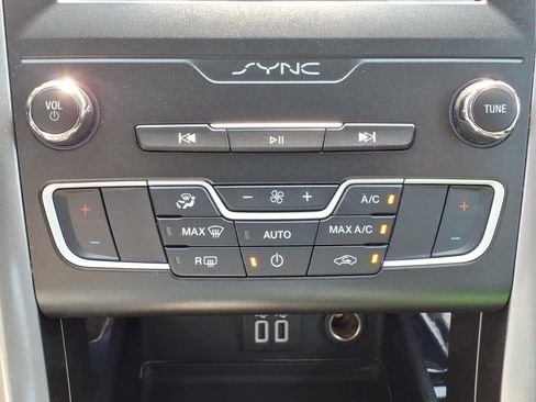 Used 2019 Ford Fusion SE FWD image 9