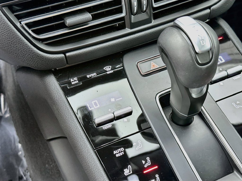 Certified 2025 Porsche Macan AWD/4WD image 18