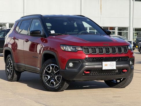 Used 2025 Jeep Compass Trailhawk image 2
