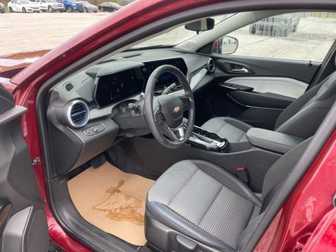 Used 2025 Chevrolet Trax LT w/ Driver Confidence Package image 9