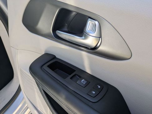 Used 2024 Chrysler Pacifica Touring-L image 27