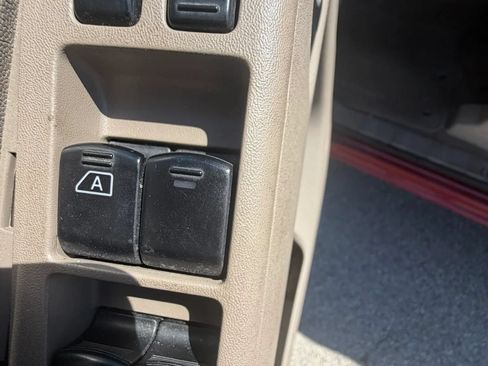 Used 2012 Nissan Frontier SV w/ SV Premium Utility Pkg AWD/4WD image 18