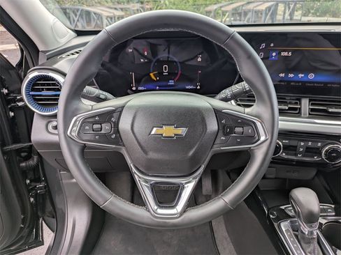 Used 2025 Chevrolet Trax LT w/ LT Convenience Package image 18