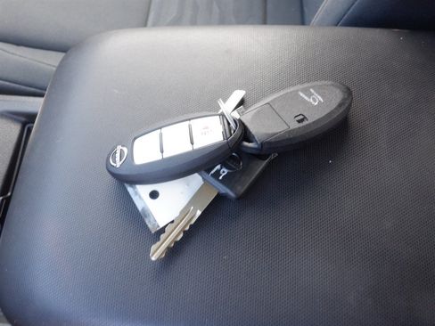 Used 2024 Nissan Frontier S RWD image 11