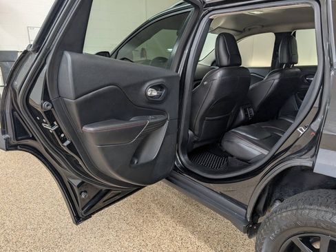 Used 2016 Jeep Cherokee Trailhawk w/ Cold Weather Group AWD/4WD image 13