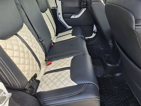 Used 2017 Jeep Wrangler Unlimited Rubicon w/ Connectivity Group AWD/4WD image 29