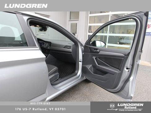 Used 2024 Volkswagen Jetta Sport image 8