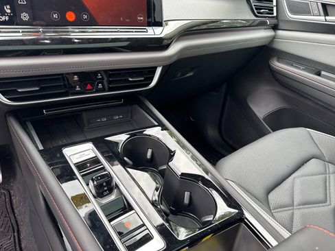 Certified 2025 Volkswagen Atlas Peak Edition SE AWD/4WD image 16