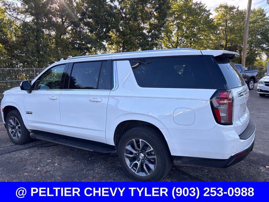 Used 2024 Chevrolet Suburban LT w/ Luxury Package RWD image 5