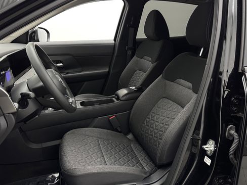 Used 2025 Nissan Kicks SV w/ Charging Package FWD image 13
