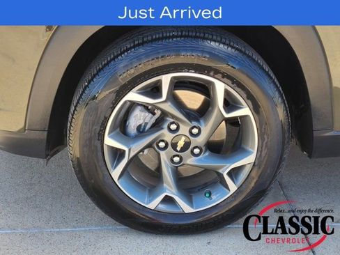 Used 2024 Chevrolet Trax LT w/ Sunroof Package image 25