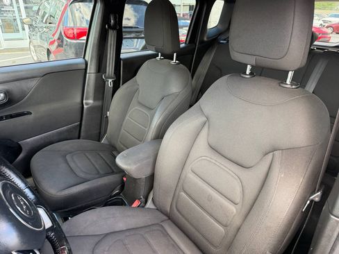 Used 2021 Jeep Renegade Latitude w/ Convenience Group AWD/4WD image 9