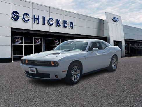 Used 2019 Dodge Challenger SXT image 4