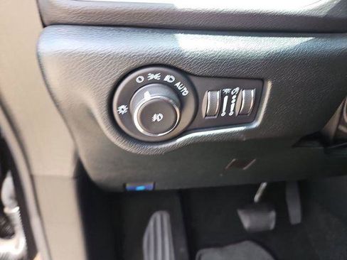 Used 2025 Chrysler Pacifica Select FWD image 17
