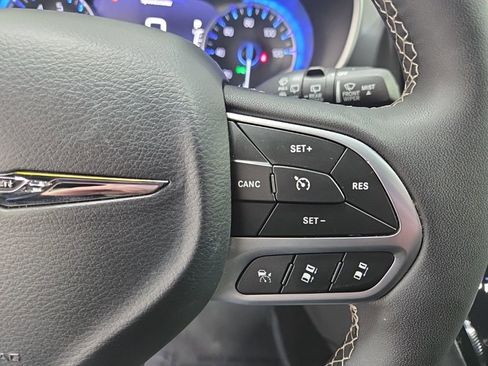 Used 2025 Chrysler Pacifica Select FWD image 15