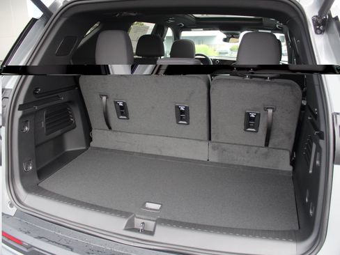 New 2027 Chevrolet Traverse LT w/ Sun and Wheel Package AWD/4WD image 18