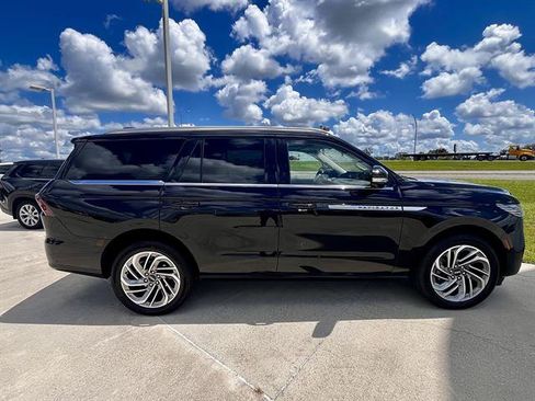 Used 2025 Lincoln Navigator Reserve AWD/4WD image 2