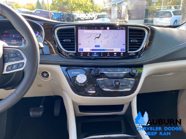 Used 2023 Chrysler Pacifica Limited FWD image 16