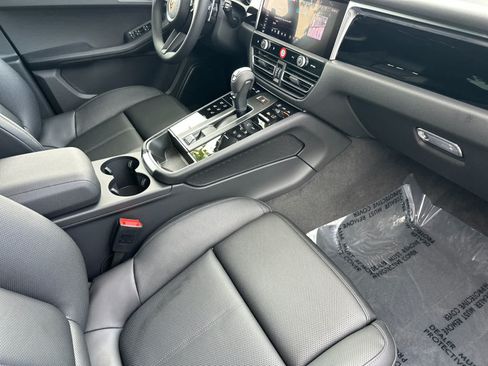 Certified 2025 Porsche Macan AWD/4WD image 17