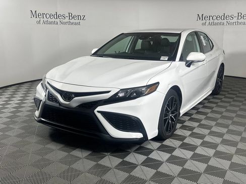 Used 2023 Toyota Camry SE FWD image 3