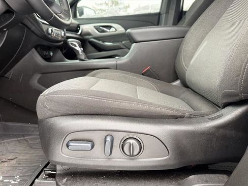 Used 2023 Chevrolet Traverse LT image 38