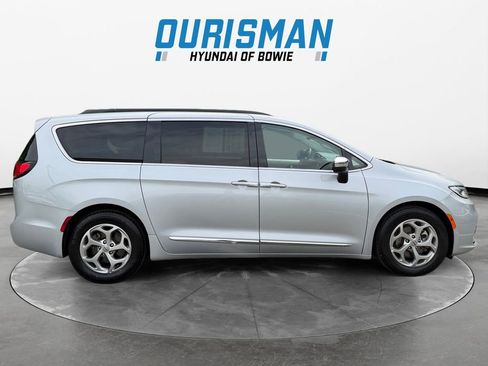 Used 2023 Chrysler Pacifica Limited FWD image 7