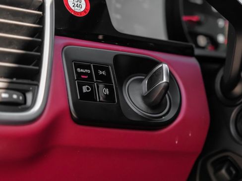 Used 2019 Porsche Cayenne image 31