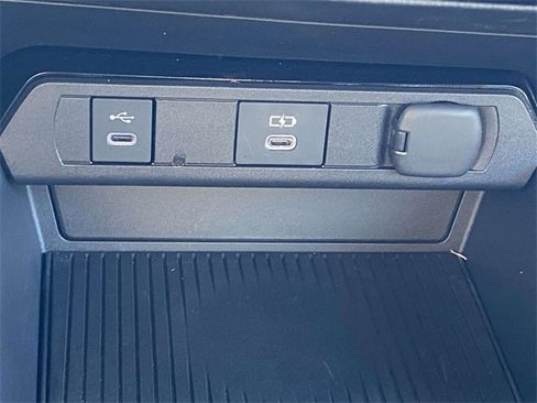 Used 2025 Toyota Prius Plug-In Hybrid image 28