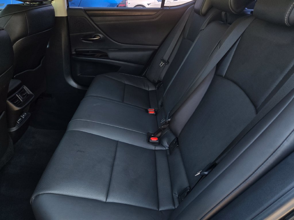 Used 2025 Lexus ES 300h w/ Premium Package FWD image 13