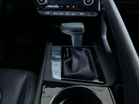 Used 2025 Hyundai Elantra Limited image 26