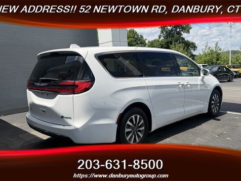 Used 2022 Chrysler Pacifica Touring-L FWD image 5