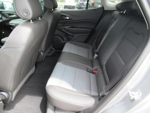 Used 2025 Chevrolet Trax LT w/ Sunroof Package FWD image 37