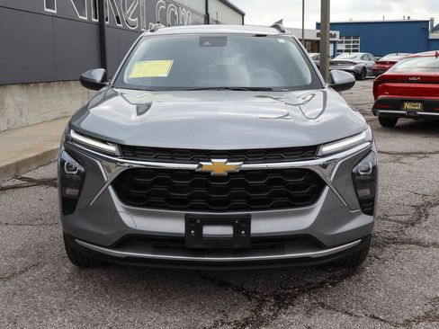 Used 2025 Chevrolet Trax LT FWD image 2